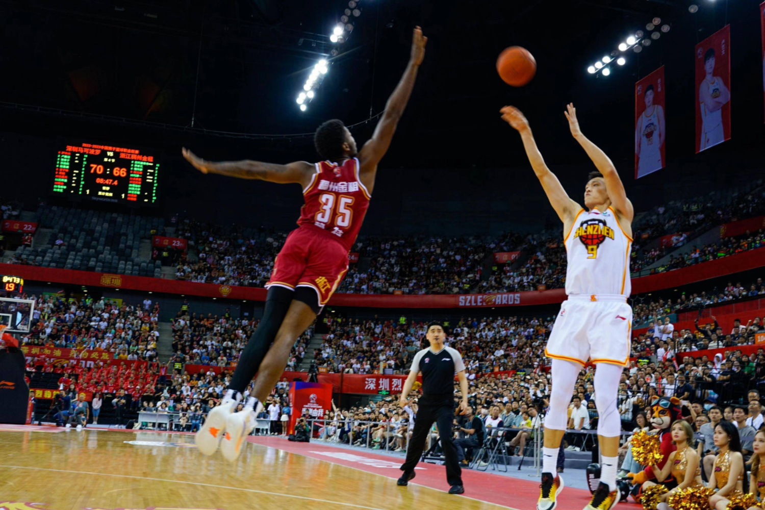 九游体育-包含深圳男篮训练开放日，关键时刻篮板制胜引欢呼，社区盾在即，细节决定成败的词条-九游体育